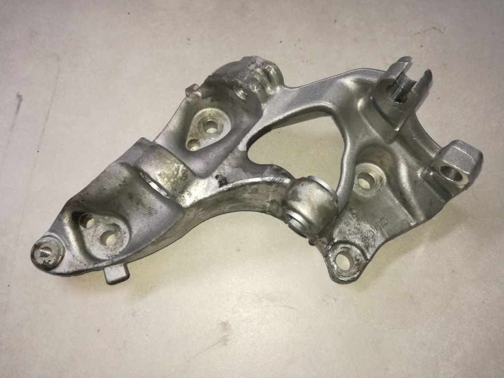 Suport Alternator Peugeot 307 1.6 HDI codul 9658199180