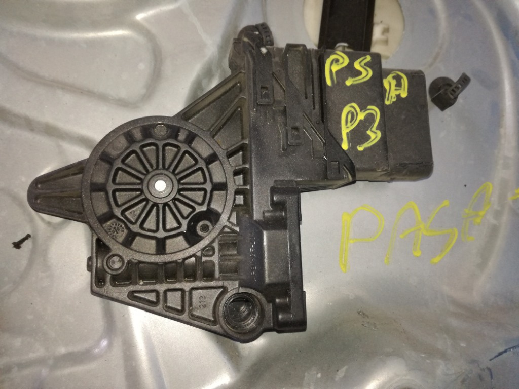 Motoras macara geam stanga spate Vw Golf 4 cod 101439203